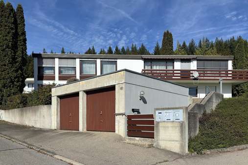 Straßenansicht mit Garagen Straßenansicht mit Garagen - Einfamilienhaus in 78532 Tuttlingen mit 216m² kaufen