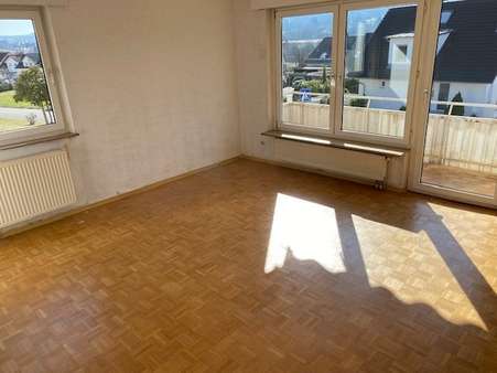 Wohnzimmer mit Balkon - Zweifamilienhaus in 71384 Weinstadt mit 188m² kaufen