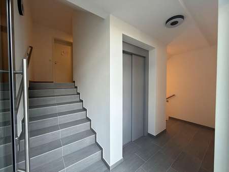 Treppenhaus mit Aufzug Treppenhaus mit Aufzug - Etagenwohnung in 71334 Waiblingen mit 83m² kaufen