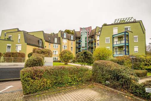 Hausansicht mit TG-Zufahrt - Etagenwohnung in 71332 Waiblingen mit 80m² kaufen