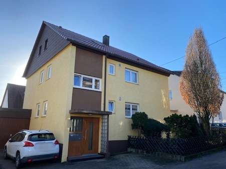 Vorderansicht - Zweifamilienhaus in 71384 Weinstadt mit 166m² kaufen