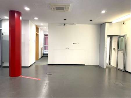 Empfangsbereich Empfangsbereich - Büro in 71384 Weinstadt mit 118m² mieten