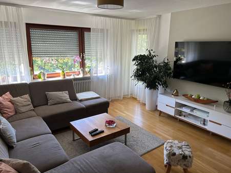 Wohnzimmer mit Balkonzugang Wohnzimmer mit Balkonzugang - Etagenwohnung in 70736 Fellbach mit 81m² kaufen