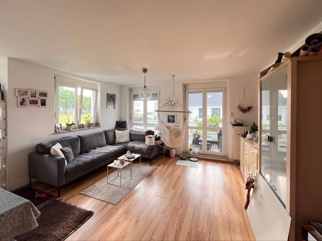 Wohnzimmer mit Zugang Balkon Wohnzimmer mit Zugang Balkon - Etagenwohnung in 71334 Waiblingen mit 89m² kaufen