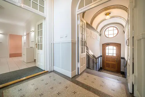 Stuck und Smartness auf 175 m².
Ruhig gelegen und nur 750 Meter zur Königstraße.