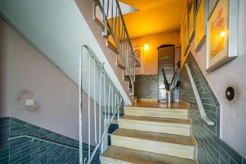 Treppenhaus Erdgeschoss - Zweifamilienhaus in 71332 Waiblingen mit 129m² kaufen