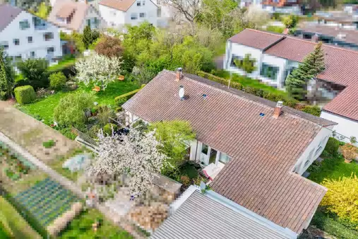 Zweifamilienhaus mit großem Grundstück in bevorzugter Lage. 