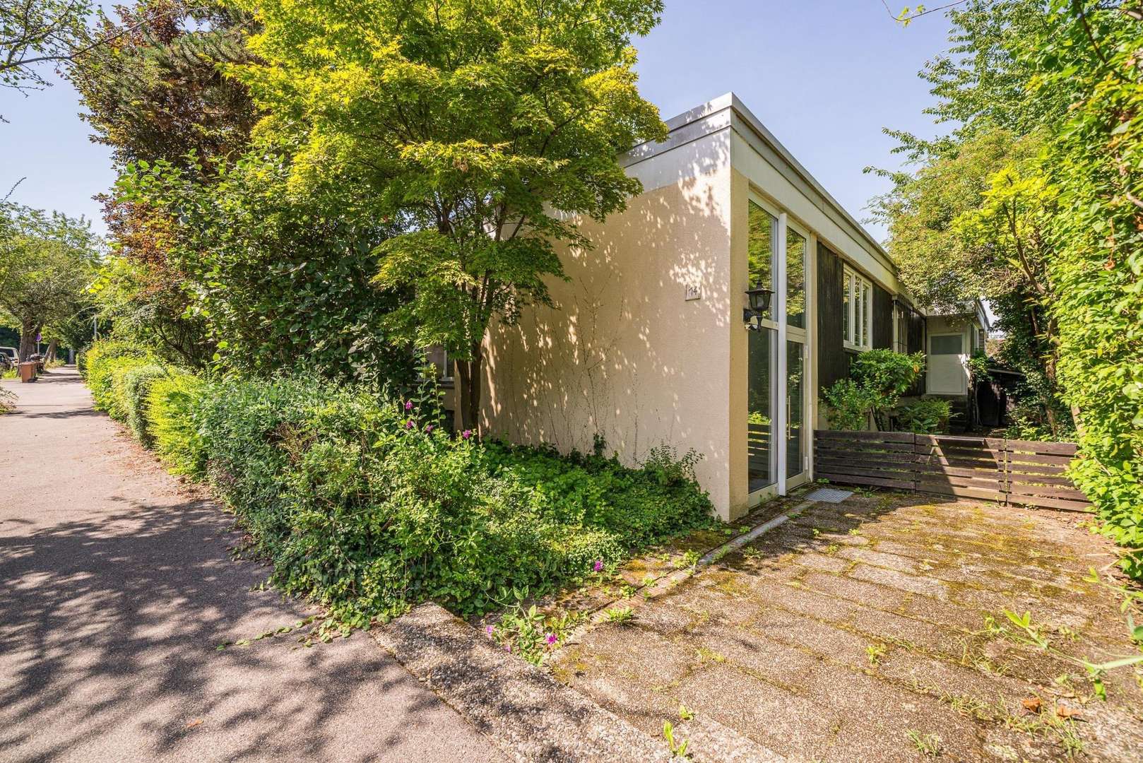 Gebäudevorderseite - Bungalow in 71332 Waiblingen mit 169m² kaufen