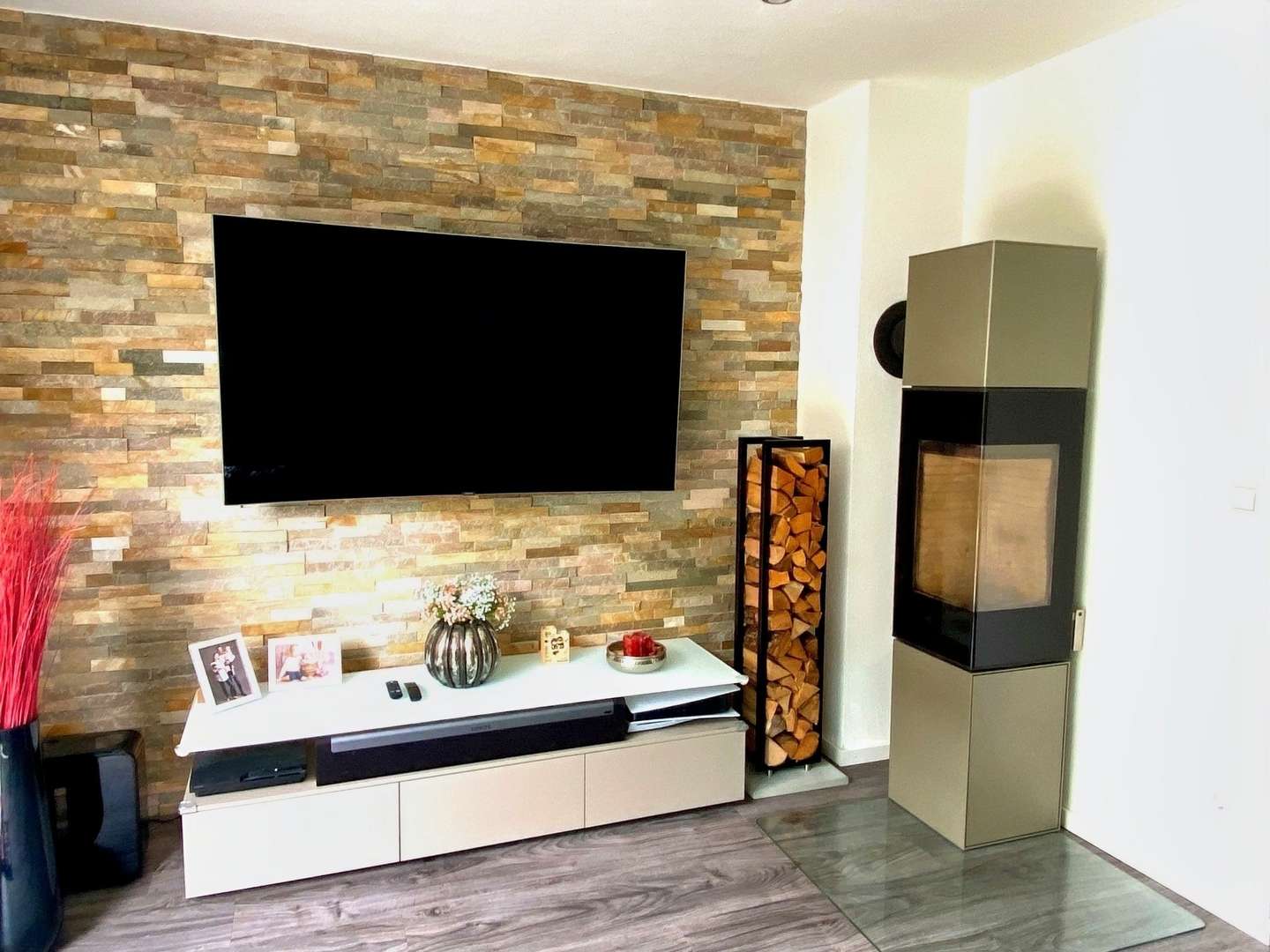 Wohnzimmer mit Kamin - Reihenmittelhaus in 71157 Hildrizhausen mit 151m² kaufen