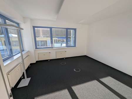 Beispiel Büro - Büro in 71229 Leonberg mit 3017m² mieten