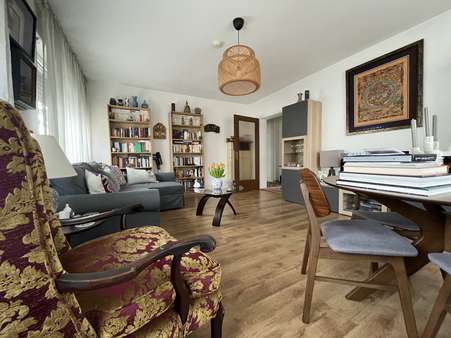 Wohnzimmer - Etagenwohnung in 70173 Stuttgart mit 72m² kaufen