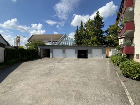 Hof mit Garagen - Mehrfamilienhaus in 71032 Böblingen mit 556m² kaufen