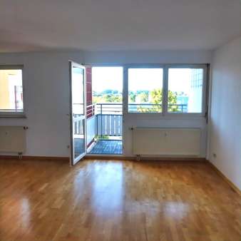 Wohnzimmer mit Balkon - Etagenwohnung in 71067 Sindelfingen mit 81m² kaufen