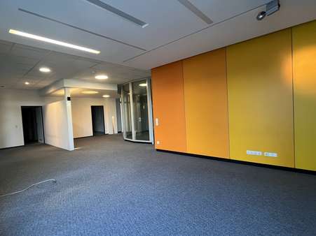 Eingang Bürofläche Eingang Bürofläche - Büro in 71277 Rutesheim mit 340m² mieten
