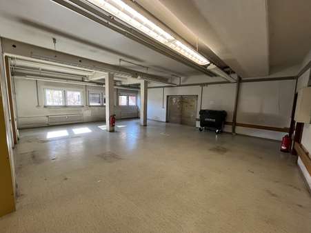 Lager/Produktion/Werkstatt - Service in 71139 Ehningen mit 240m² mieten
