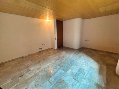 Zimmer Wohnung UG - Mehrfamilienhaus in 71069 Sindelfingen mit 321m² kaufen