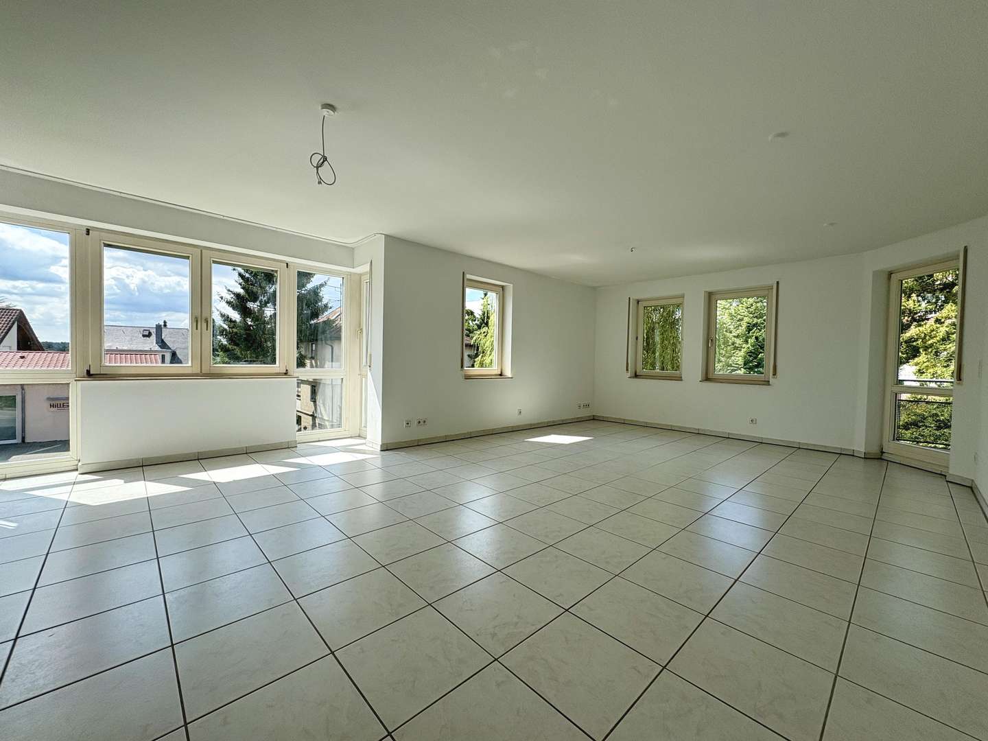Wohn- und Esszimmer mit Fensterfront Wohn- und Esszimmer mit Fensterfront - Etagenwohnung in 71032 Böblingen mit 86m² kaufen