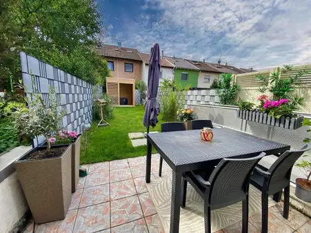 Ihr neues Zuhause: Stilvolles Reihenmittelhaus in begehrter Wohngegend