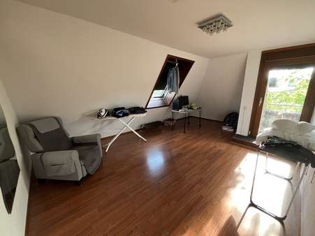 Zimmer - Dachgeschosswohnung in 71065 Sindelfingen mit 202m² mieten