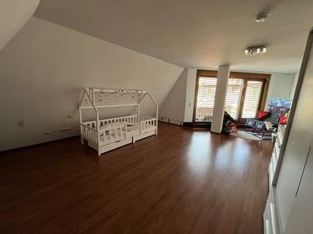 Zimmer - Dachgeschosswohnung in 71065 Sindelfingen mit 202m² mieten