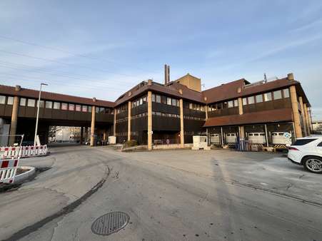 Außenansicht Andienung - Produktion in 71065 Sindelfingen mit 1700m² mieten