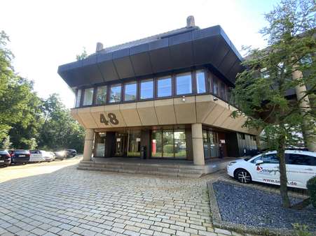 Außenansicht Haupteingang - Produktion in 71065 Sindelfingen mit 1700m² mieten