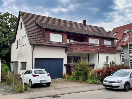 2-Famiienhaus mit Garten und großer Garage