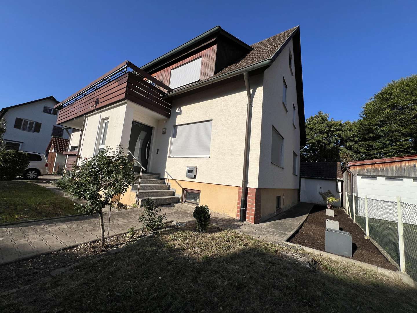 Ansicht Straße mit Zugang zur Hauptwohnung Ansicht Straße mit Zugang zur Hauptwohnung - Zweifamilienhaus in 71083 Herrenberg mit 220m² kaufen