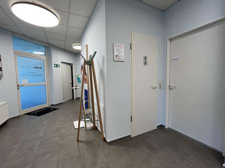 Eingang Eingang - Büro in 71229 Leonberg mit 130m² mieten