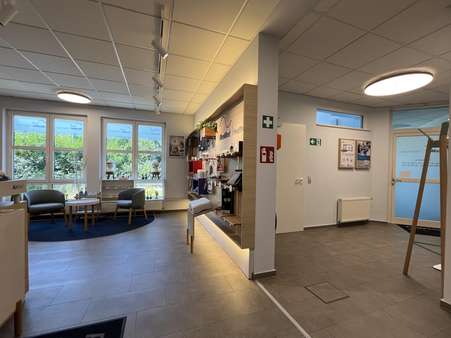 Eingang Eingang - Büro in 71229 Leonberg mit 130m² mieten