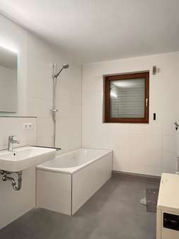 Tageslichtbad mit Wanne - Etagenwohnung in 71083 Herrenberg mit 74m² kaufen