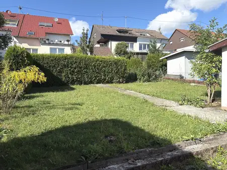 Charmante Doppelhaushälfte mit Ausbaureserve und großzügiger Garage!