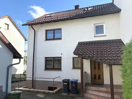 Charmante Doppelhaushälfte mit Ausbaureserve und großzügiger Garage!