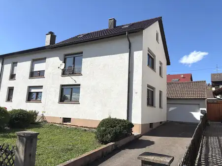 Charmante Doppelhaushälfte mit Ausbaureserve und großzügiger Garage!