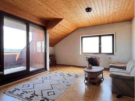 Wohnzimmer mit Zugang Balkon - Dachgeschosswohnung in 71083 Herrenberg mit 54m² kaufen
