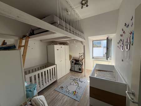Kinderzimmer - Dachgeschosswohnung in 71083 Herrenberg mit 90m² mieten