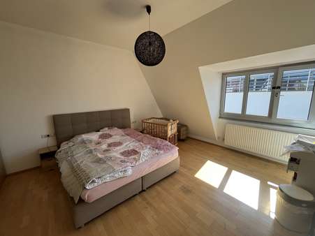 Schlafzimmer - Dachgeschosswohnung in 71083 Herrenberg mit 90m² mieten