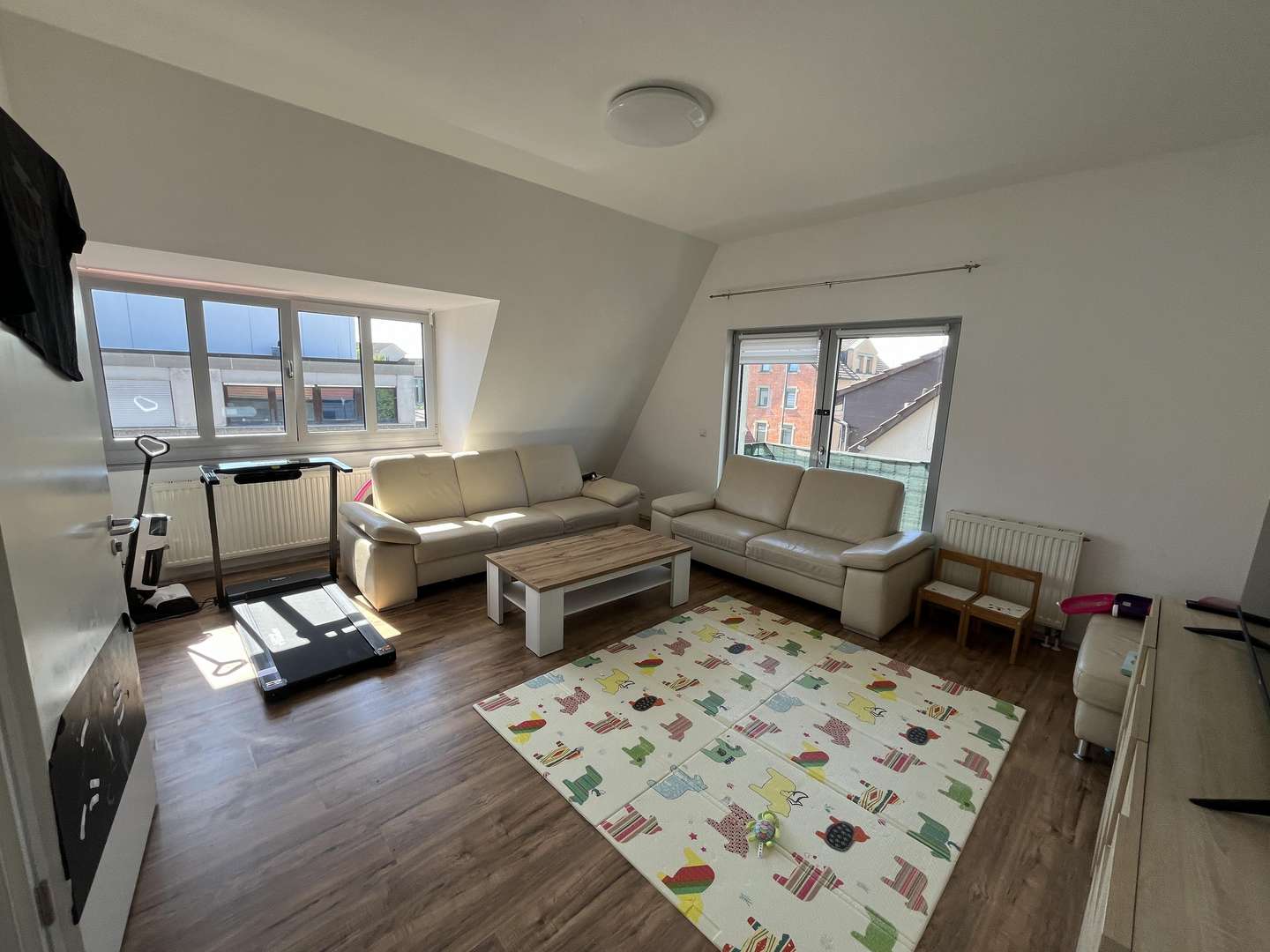 Wohnzimmer - Dachgeschosswohnung in 71083 Herrenberg mit 90m² mieten