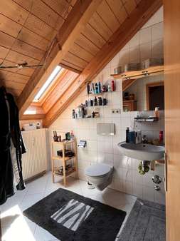 Tageslichtbad mit Wanne und WC Tageslichtbad mit Wanne und WC - Galerie in 71083 Herrenberg mit 60m² kaufen