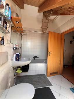 Tageslichtbad mit Wanne und WC im 2. DG Tageslichtbad mit Wanne und WC im 2. DG - Galerie in 71083 Herrenberg mit 60m² kaufen