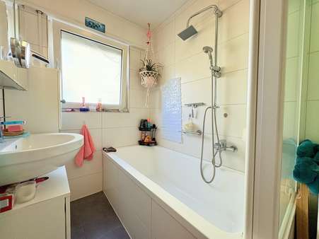 Bad Bad - Zweifamilienhaus in 71101 Schönaich mit 201m² kaufen