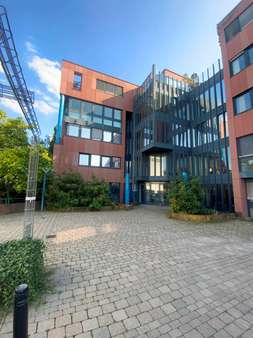 Außenansicht Außenansicht - Büro in 71063 Sindelfingen mit 2460m² mieten