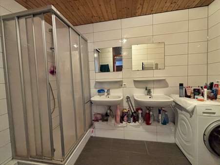 Bad mit Duschkabine, 2 Waschbecken umd Waschmaschine. Bad mit Duschkabine, 2 Waschbecken umd Waschmaschine. - Etagenwohnung in 71067 Sindelfingen mit 100m² kaufen