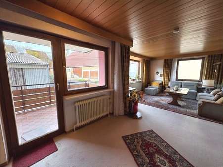 Wohnzimmer mit Zugang zum Balkon - Doppelhaushälfte in 71229 Leonberg mit 171m² kaufen