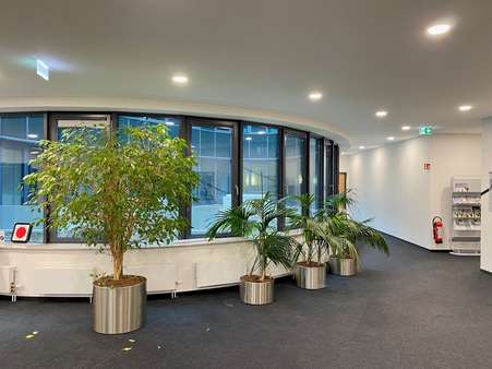 Flur - Büro in 70565 Stuttgart mit 2530m² mieten