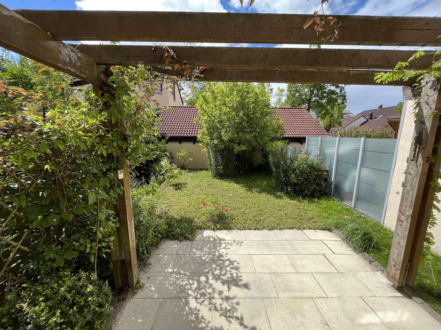 Terrasse mit Garten - Reihenmittelhaus in 71229 Leonberg mit 126m² kaufen