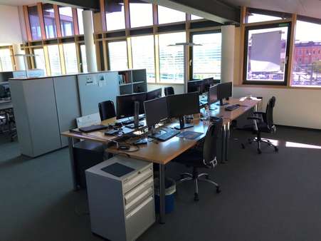Büro Arbeitsplatz 2. OG - Büro in 71083 Herrenberg mit 215m² mieten