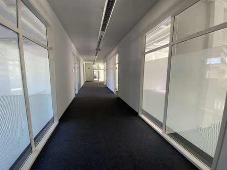 Flur - Büro in 71063 Sindelfingen mit 650m² mieten