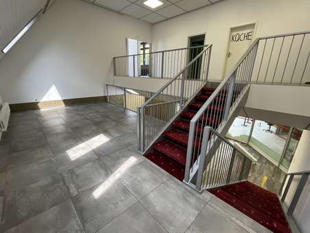 Treppenaufgang - Ladenlokal in 71083 Herrenberg mit 236m² kaufen