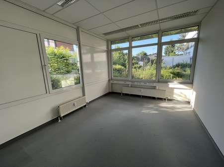 Bürobeispiel Erdgeschoss - Büro in 71229 Leonberg mit 270m² mieten